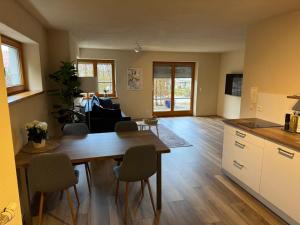 a kitchen and living room with a table and chairs at Modernes Apartment zum wohlfühlen und entspannen, max 4 Personen, Top Ausstattung in Trunkelsberg +3 photos