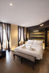 a large bedroom with a large bed with white pillows at Vinessa Rooms in Sirmione