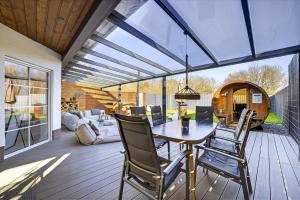 a dining room with a table and chairs at JUNIPRO Luxury Apartments in Bosen-Eckelhausen