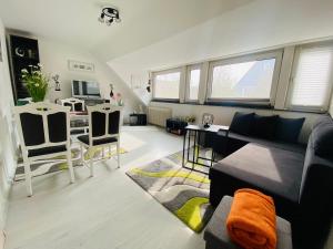 a living room with a couch and a table at Schatte's kleines Appartement in Seelze in Seelze