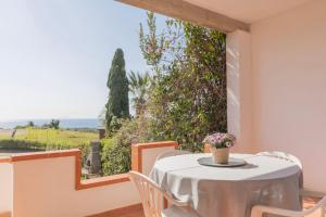 a table and chairs with a view of the ocean at Appartamenti Belvedere by ElbaSummer in Lacona