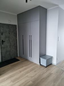 an empty room with white cabinets and a closet at Apartament Marzeń 13 parter in Kostrzyn nad Odrą