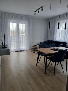a living room with a table and a couch at Apartament Marzeń 13 parter in Kostrzyn nad Odrą
