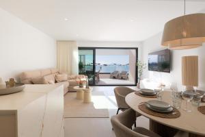 a living room with a table and a couch at Nieuw Casa Santa Rosalia uitzicht op zwembad in Torre-Pacheco