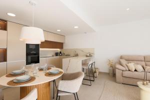 a kitchen and living room with a table and chairs at Nieuw Casa Santa Rosalia uitzicht op zwembad in Torre-Pacheco