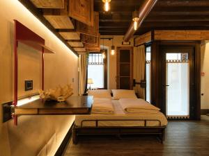 a bedroom with a bed and a desk in it at La Vite Apartments by Queen Gallery in Desenzano del Garda