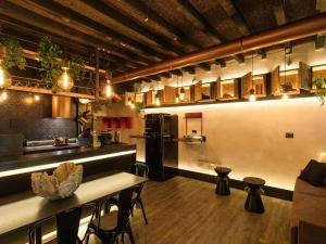 a room with a kitchen and a counter with a table at La Vite Apartments by Queen Gallery in Desenzano del Garda