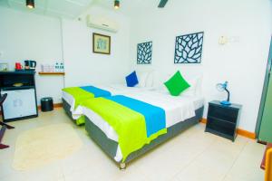 a bedroom with a large bed in a room at Settle Inn Tourist Lodge in Kandy