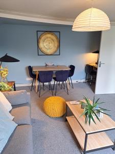 a living room with a couch and a table at Walkers Court By Treetop Property in Cirencester