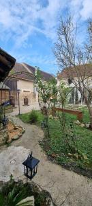 a garden with a black table in a yard at Maison Oscar et Petrus in Beaumont-du-Gâtinais