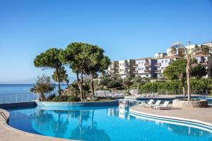 Bazén v ubytování Aria Claros Beach & Spa Resort – All Inclusive 24H nebo v jeho okolí + 36 fotografií