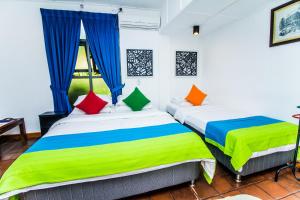 Tempat tidur dalam kamar di Settle Inn Tourist Lodge