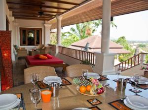 - une table avec un bol de fruits sur une terrasse couverte dans l'établissement Villa Oriole, à Layan Beach