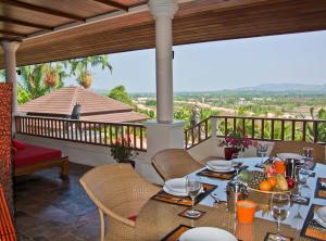 d'une salle à manger avec une table et des chaises sur un balcon. dans l'établissement Villa Oriole, à Layan Beach