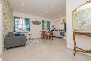 a living room with a couch and a mirror at La casa di Gaia in Como