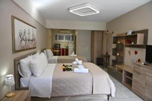 ein Schlafzimmer mit zwei Betten und ein Wohnzimmer in der Unterkunft Hotel Vasilis Nafplio in Nafplio