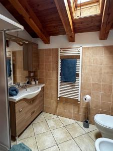 a bathroom with a sink and a toilet at Appartamento Pommier in Saint-Pierre