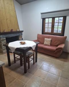 a living room with a couch and a table at Cantinho do Lello in Bragança
