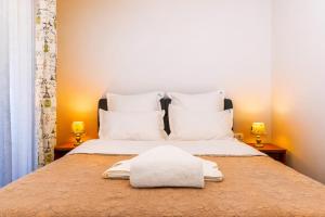 a bedroom with two beds with white pillows and two lamps at Apartament 2 camere Narcis in Braşov
