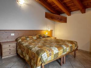 a bedroom with a large bed in a room at Appartamento Pommier in Saint-Pierre