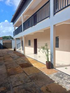 an empty courtyard of a house with a potted plant at Apartamentos da Lua in Barreirinhas
