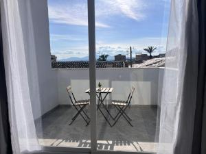 a table and chairs on a balcony with a view at Casa Rural Las Vueltas in Mula