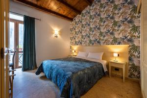a bedroom with a bed in a room at Duomo Apartments Affittacamere in Cefalù +4 photos