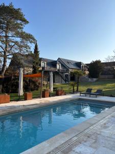 ein Swimmingpool vor einem Haus in der Unterkunft Lintemporel in Cuzance