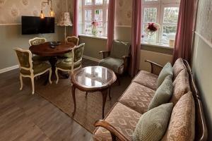 a living room with a couch and a table at 2 SZ Ferienwohnung Hamburg zentral Parkplatz BoLA 24 in Hamburg