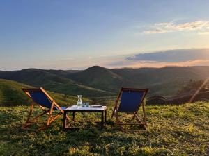 a table and two chairs sitting on top of a mountain at Casa da Vinagra in Pé da Serra
