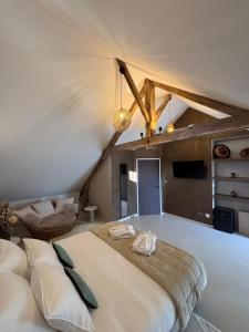ein Schlafzimmer mit einem großen Bett in einem Zimmer in der Unterkunft Lintemporel in Cuzance + 27 Fotos