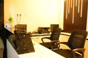a conference room with two chairs and a table at Hotel O Westin Regency in Monber