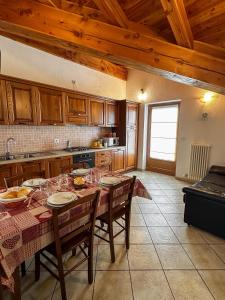 a kitchen with a table with chairs and a tableablish at Appartamento Pommier 2 in Saint-Pierre
