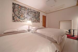 View of Luxury Penthouse with 2 Floors Pool Patio Gym Walk to Broadway ...