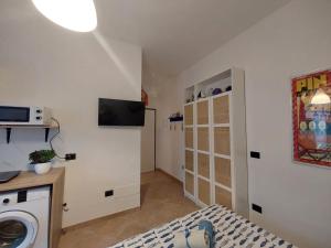 a room with a washing machine and a washer at Amicizia Erminia in Pineto