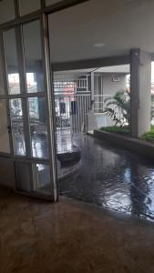 an open door of a building with water on the floor at Apartamento Inteiro em Setor Nobre in Goiânia