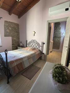 une chambre avec un lit dans une chambre dans l'établissement La Ca' Tòrta - Rustico ristrutturato, à Neviano degli Arduini