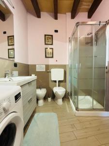 une salle de bains avec toilettes et douche en verre dans l'établissement La Ca' Tòrta - Rustico ristrutturato, à Neviano degli Arduini