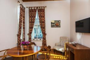a living room with a table and a window at Mom Hotel Buyukada in Adalar