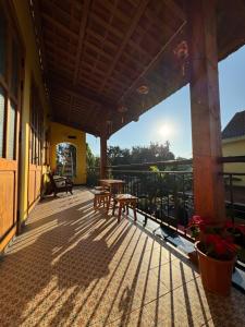 a patio with a table and benches on a balcony at Hoàng Doji de Villa in Thôn Dương Xuân Hạ