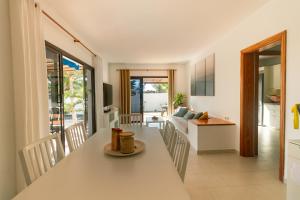 a kitchen and living room with a table and a couch at Niteo House in Costa Teguise