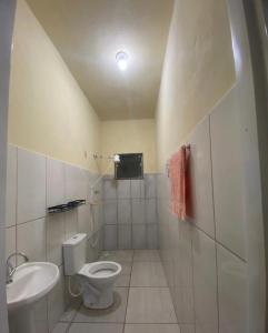 a bathroom with a toilet and a sink at Casa disponível para temporada in São Roque de Minas