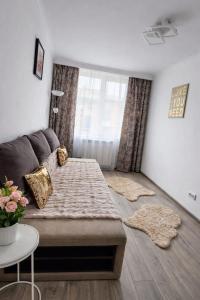 a living room with a bed and a couch at Delux Flat Straja in Lupeni