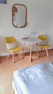 a table and two chairs in a room with a mirror at Barbara's Zimmer im Zentrum in Velden am Wörthersee