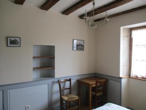 Una habitación con dos sillas y una mesa y una ventana. en Le gîte de la Petite Résie, en La Résie-Saint-Martin