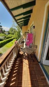 a porch with a bench on a balcony at Barbara's Zimmer im Zentrum in Velden am Wörthersee