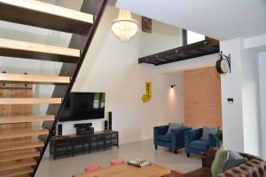 a living room with two blue chairs and a television at Búnker de Pepa in Zamora