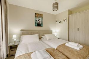 a bedroom with a bed with two towels on it at 2 Bed in Beer oc-s27769 in Beer