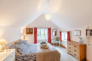 a bedroom with a bed and a desk at 2 Bed in Leintwardine oc-t29563 in Leintwardine