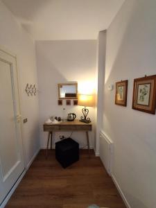 a room with a desk and a mirror on a wall at Civico 10 in Gubbio